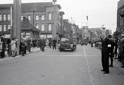 853189 Afbeelding van de doortocht van de geallieerden, op de Catharijnebrug te Utrecht; op de achtergrond het Vredenburg.